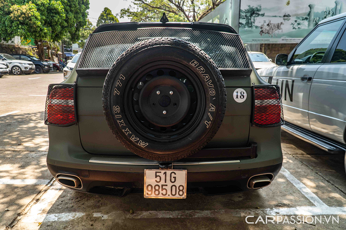 Ngam Porsche Cayenne do off-road 