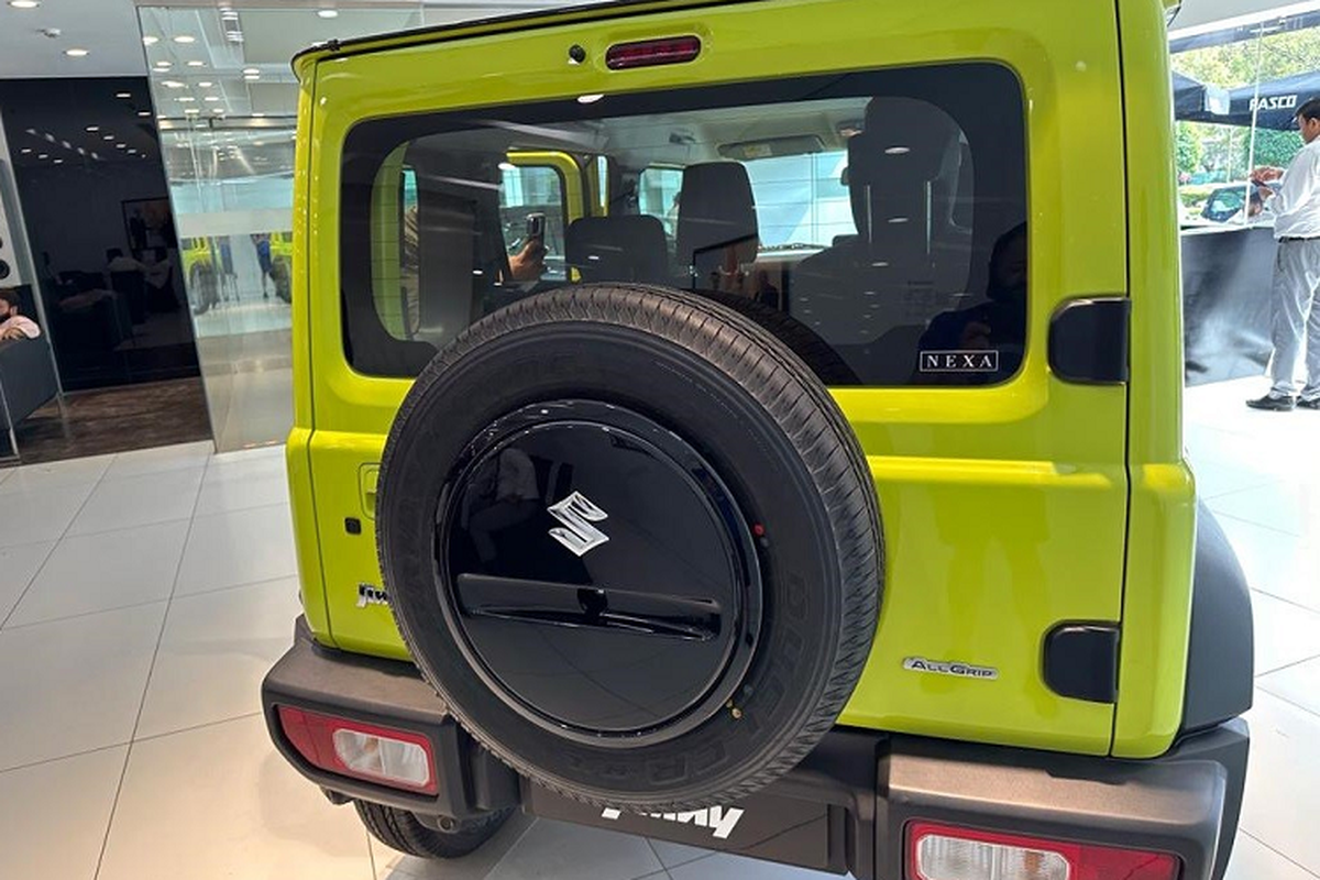 Suzuki Jimny ban 5 cua vua co mat tai dai ly da 