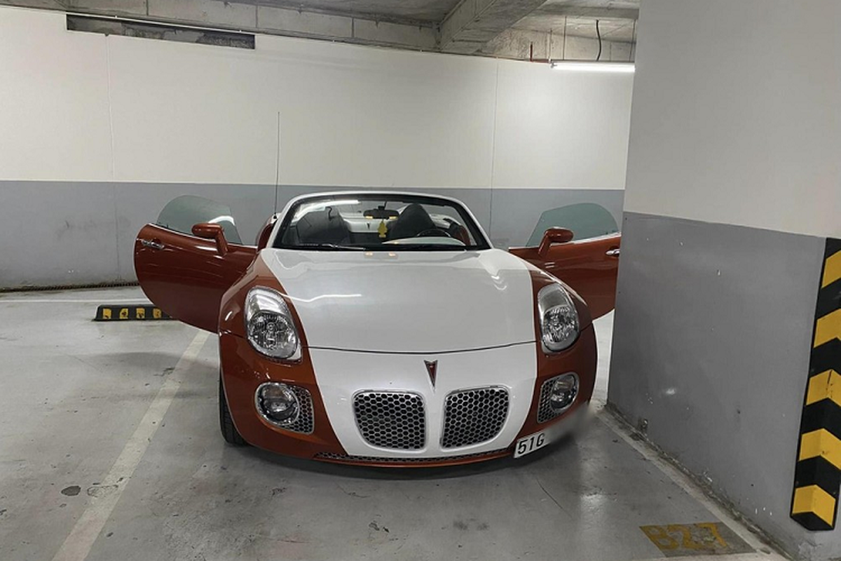 Can canh Pontiac Solstice 2006 doc la tai Viet Nam, gan 1 ty dong