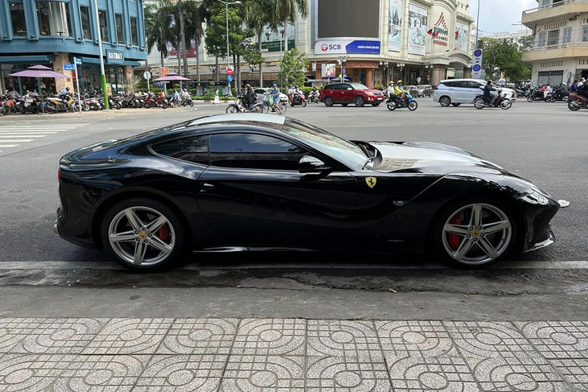 Ferrari F12 Berlinetta hon 22 ty  lan dau 