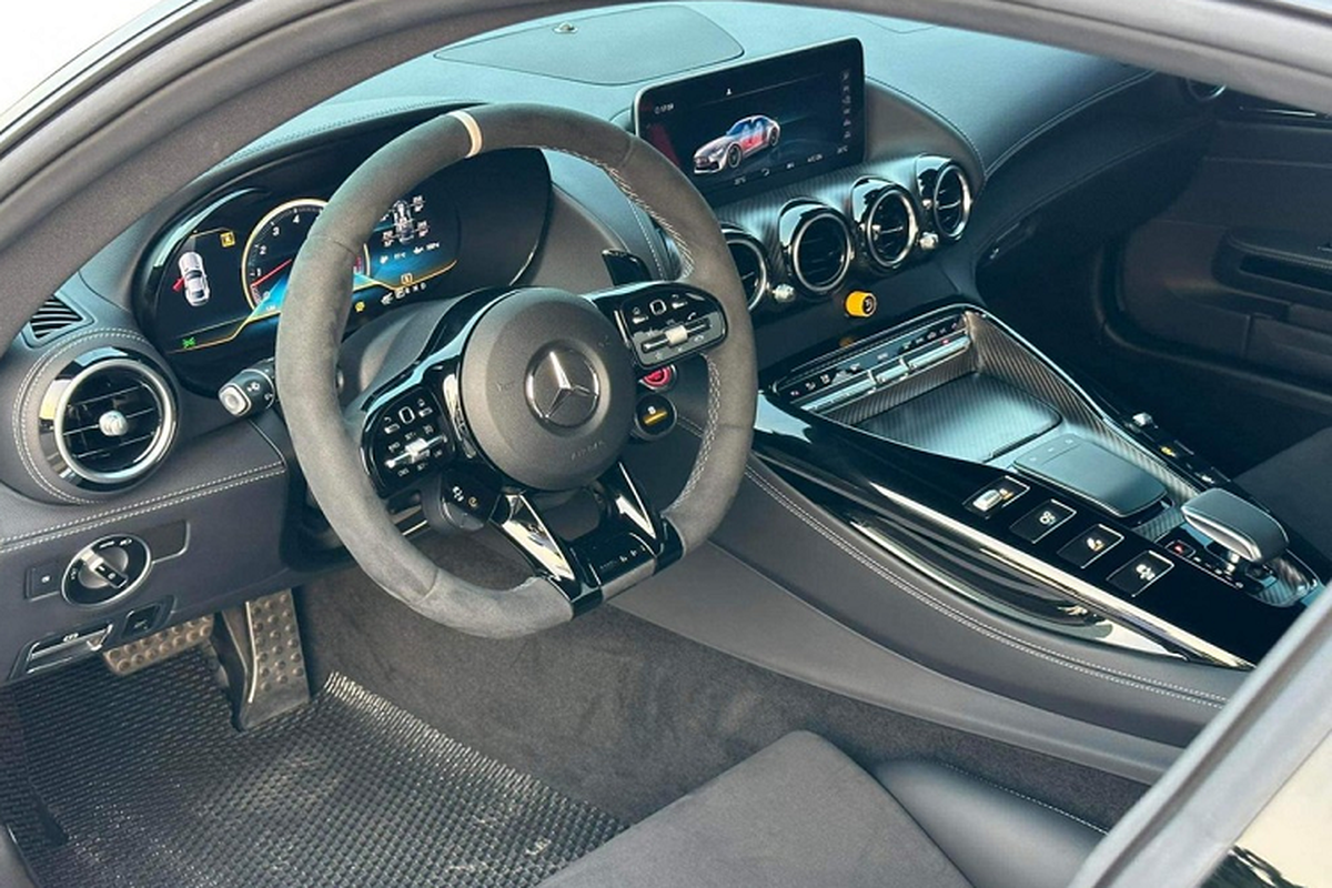 Mercedes-AMG GT R mau 