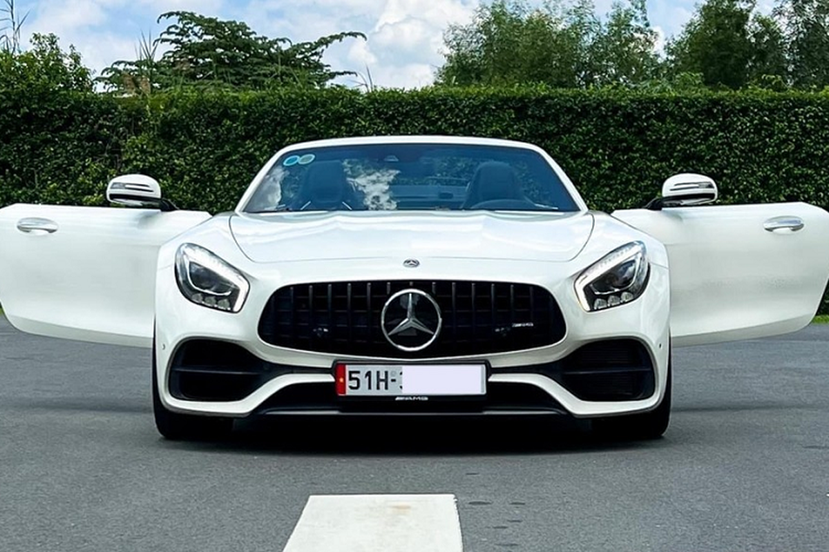 Mercedes-AMG GT Roadster doc nhat Viet Nam giam 4 ty dong... tim khach