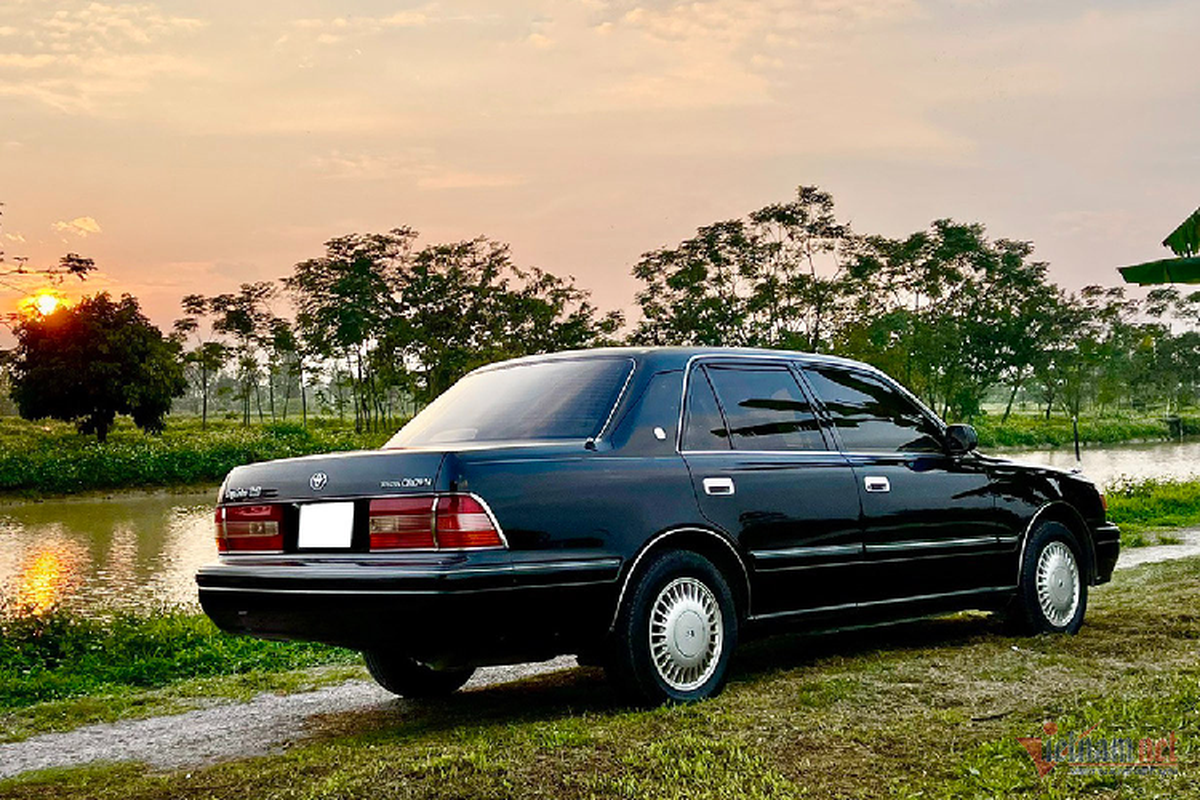 Toyota Crown huyen thoai - chiec sedan cua 