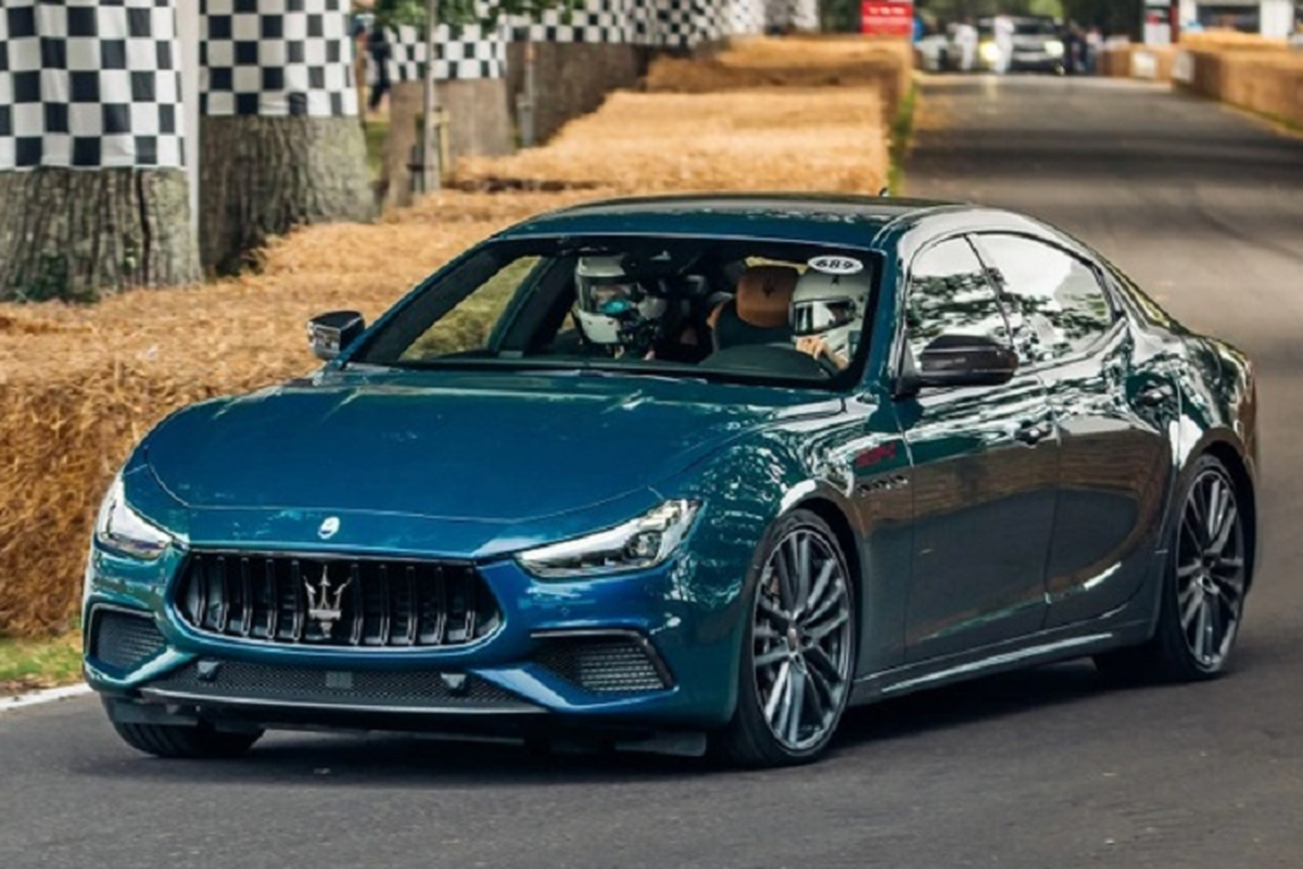 Maserati Ghibli 334 Ultima “cuop ngoi” sedan nhanh nhat cua Bentley Flying Spur Speed