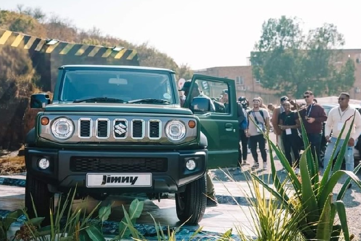 Suzuki Jimny 5 cua nang cap xin so, them man hinh giai tri 9 inch-Hinh-3