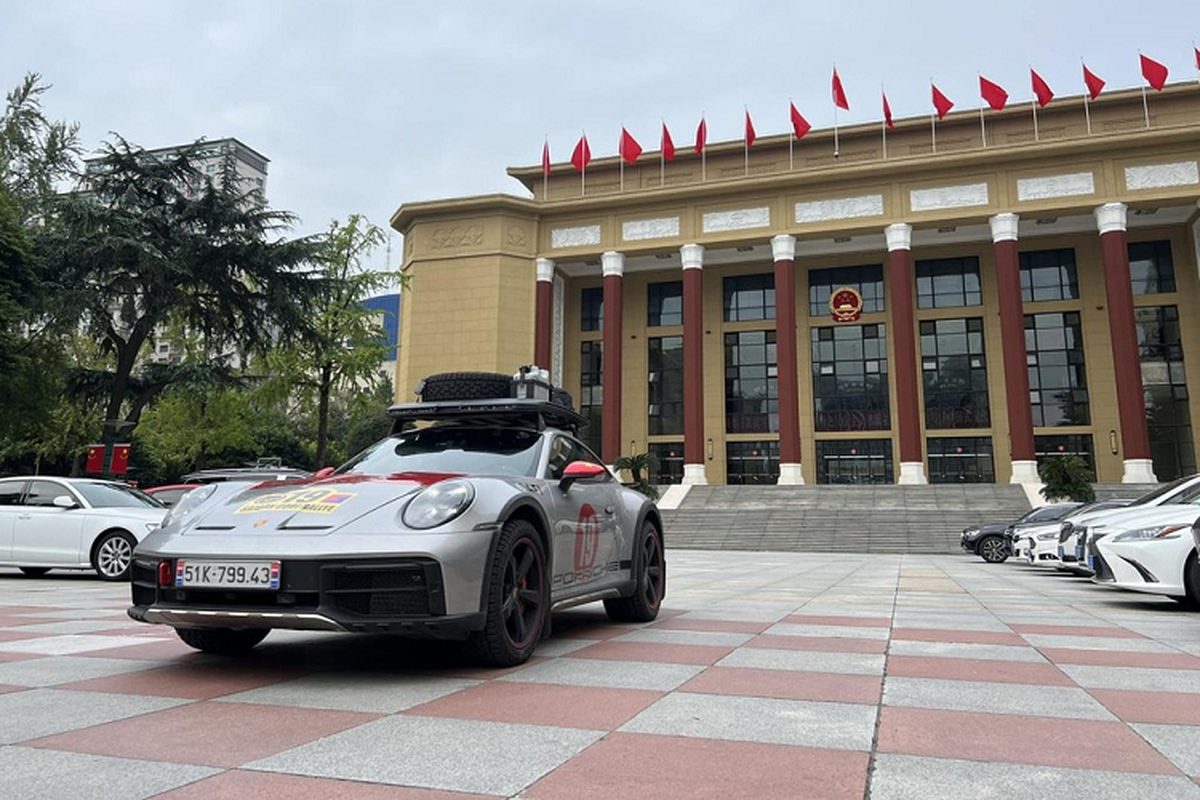 Porsche 911 Dakar gan 18 ty cua dai gia Hai Phong phuot Trung Quoc