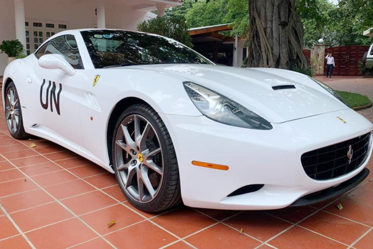 “Mua sieu xe nhu mua rau” Qua Vu tien tay tau Ferrari California hon 10 ty