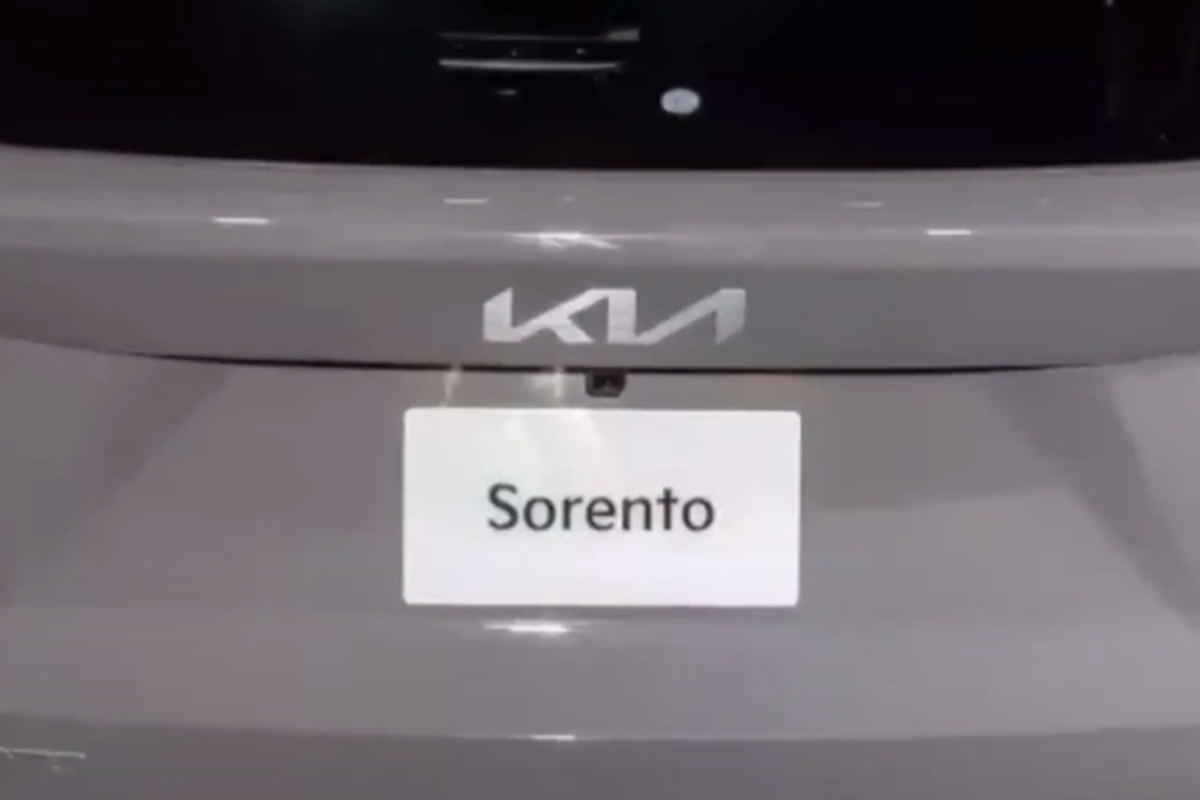 Kia Sorento 2024 them phien ban X-Pro, dau Hyundai Santafe moi-Hinh-5