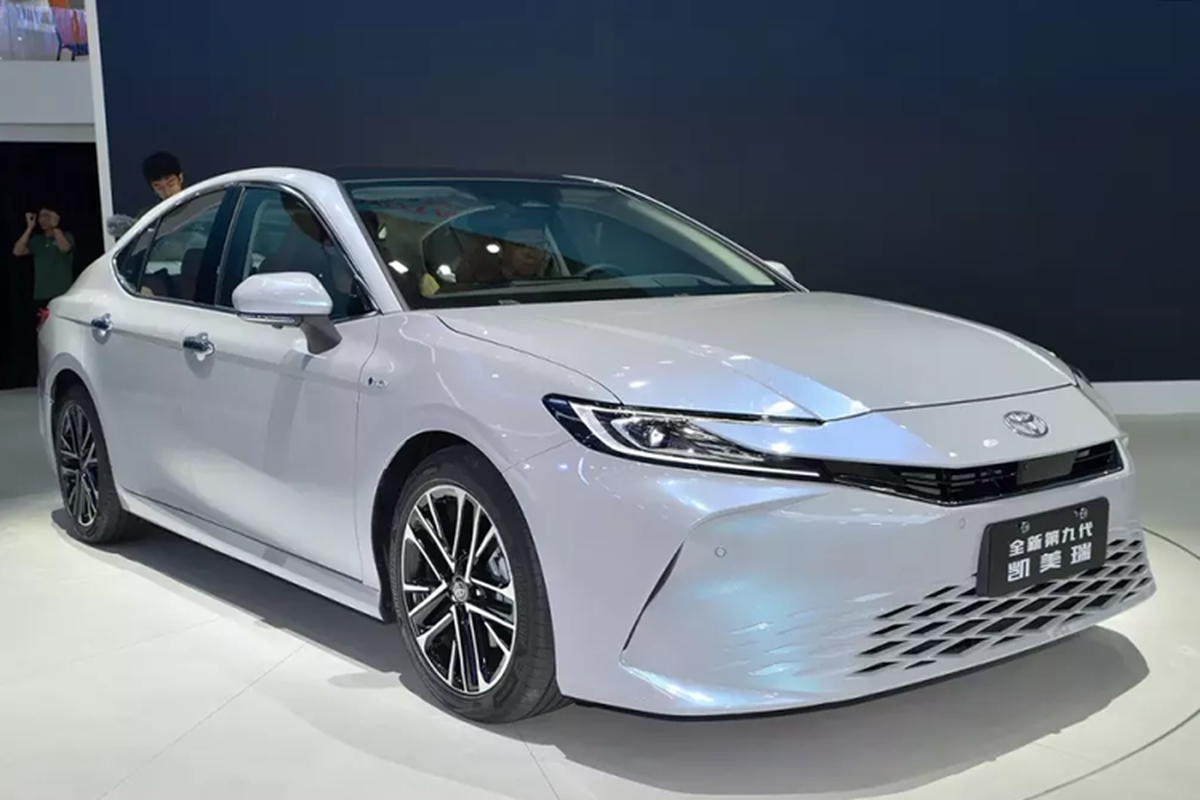 Toyota Camry 2024 cua thi truong ty dan tre trung, tiet kiem xang hon-Hinh-2