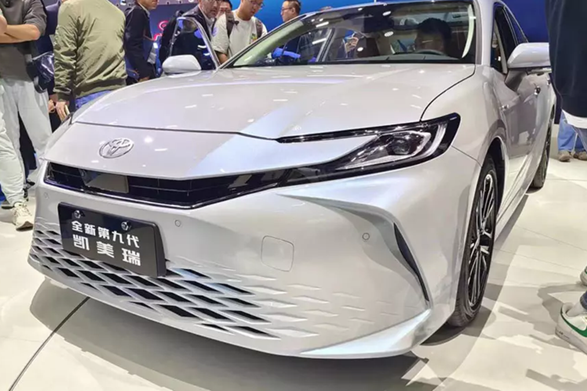 Toyota Camry 2024 cua thi truong ty dan tre trung, tiet kiem xang hon-Hinh-4