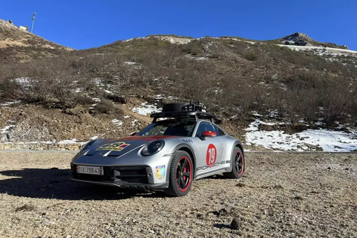 Dai gia Hai Phong chia se lai Porsche 911 Dakar hon 16 ty o Mong Co