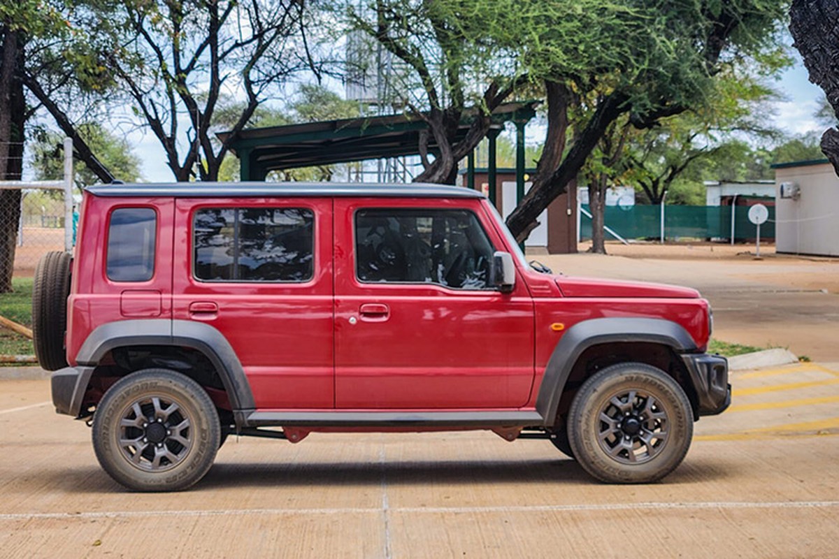 Suzuki Jimny 5 cua duoi 700 trieu dong tai Philippines, co ve Viet Nam?-Hinh-3