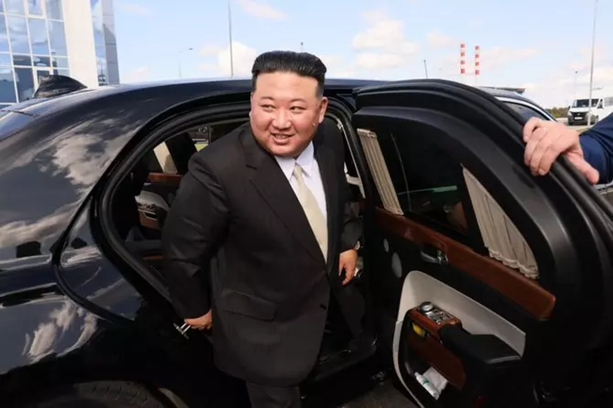 Tong thong Putin tang “Rolls-Royce Nga” cho ong Kim Jong Un-Hinh-2