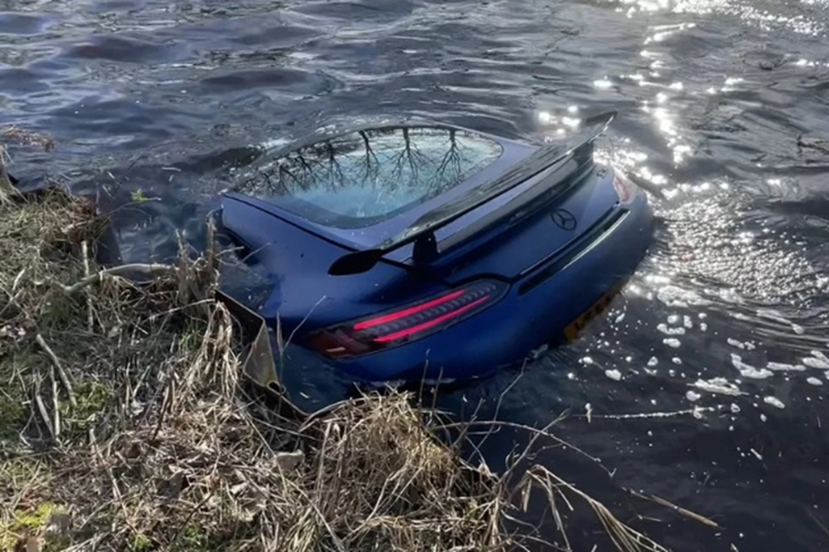 Sieu xe Mercedes-AMG GT R bat ngo mat lai, lao xuong 