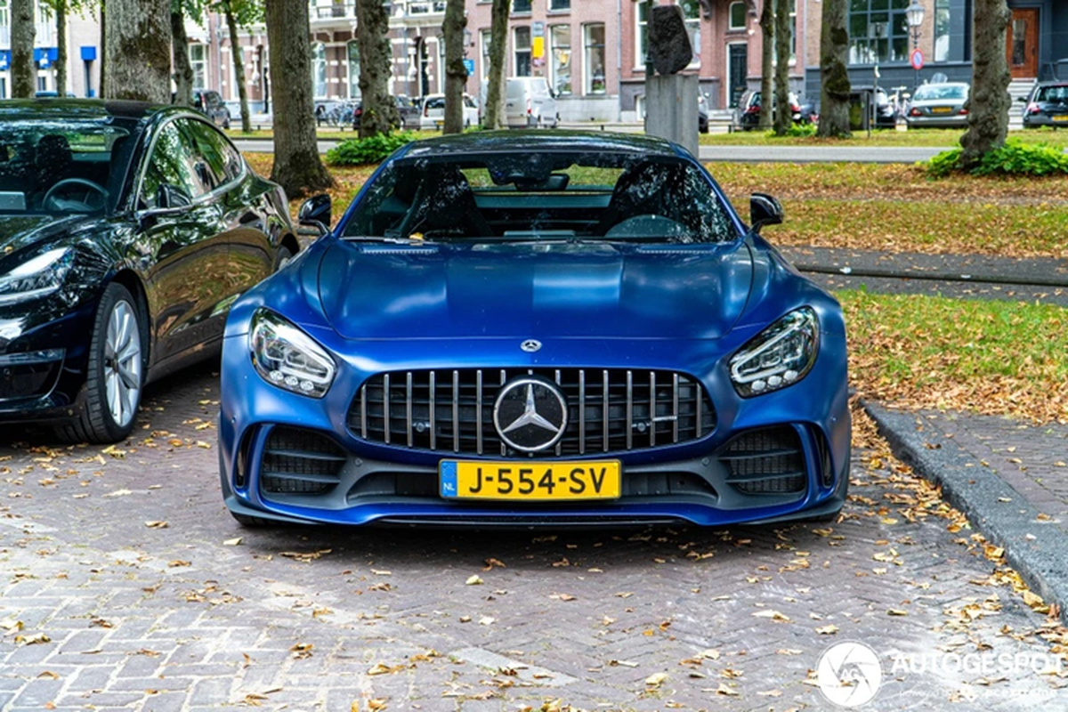 Sieu xe Mercedes-AMG GT R bat ngo mat lai, lao xuong 