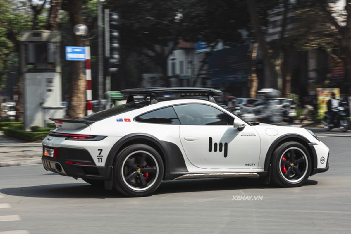 Porsche 911 Dakar gan 16 ty sap chay xuyen luc dia tai Ha Noi-Hinh-3