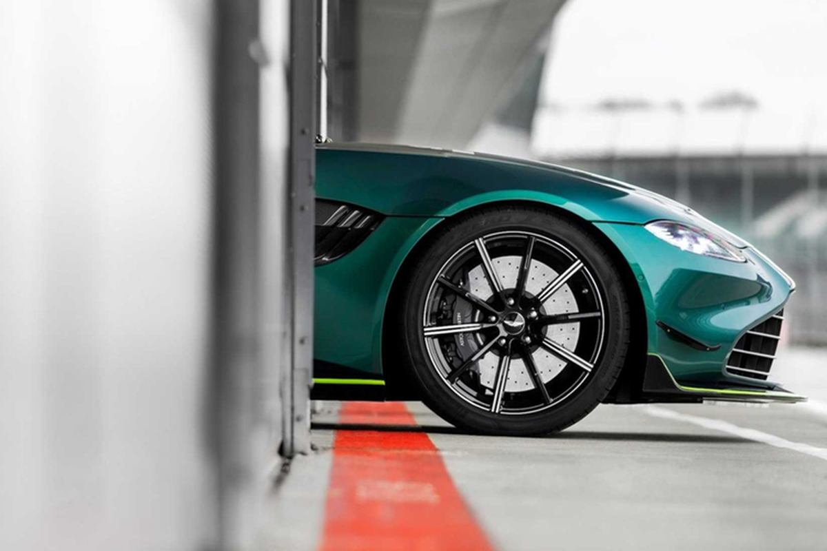 Aston Martin Vantage vua ra mat lam nhiem vu FIA tai F1 2024-Hinh-14
