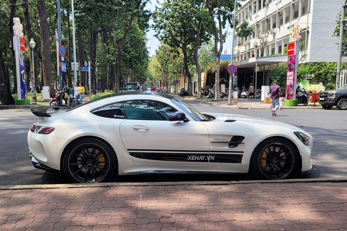 Can canh Mercedes-AMG GT R gia 11,5 ty dau tien deo bien Ha Noi-Hinh-3