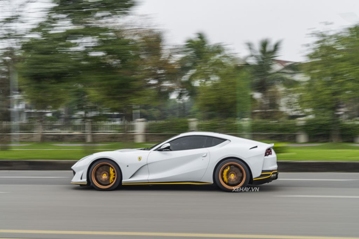 Cham mat Ferrari 812 Superfast hon 25 ty “trang Ngoc Trinh