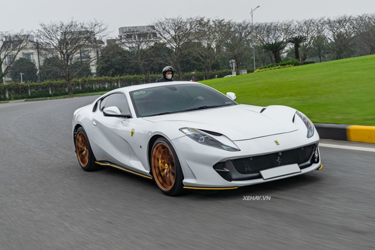 Cham mat Ferrari 812 Superfast hon 25 ty “trang Ngoc Trinh