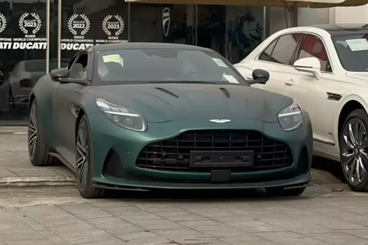 Aston Martin DB12 mau son cuc pham cua dai gia Viet nao day?