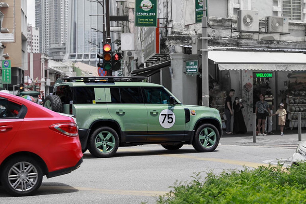 	Tóm gọn Land Rover Defender hơn 7 tỷ của đại gia Việt ở Malaysia 