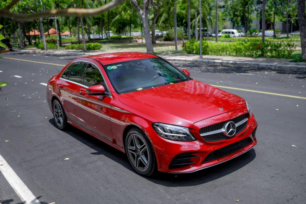 Mercedes-Benz C-Class va E-Class tai Viet Nam giam ca tram trieu dong