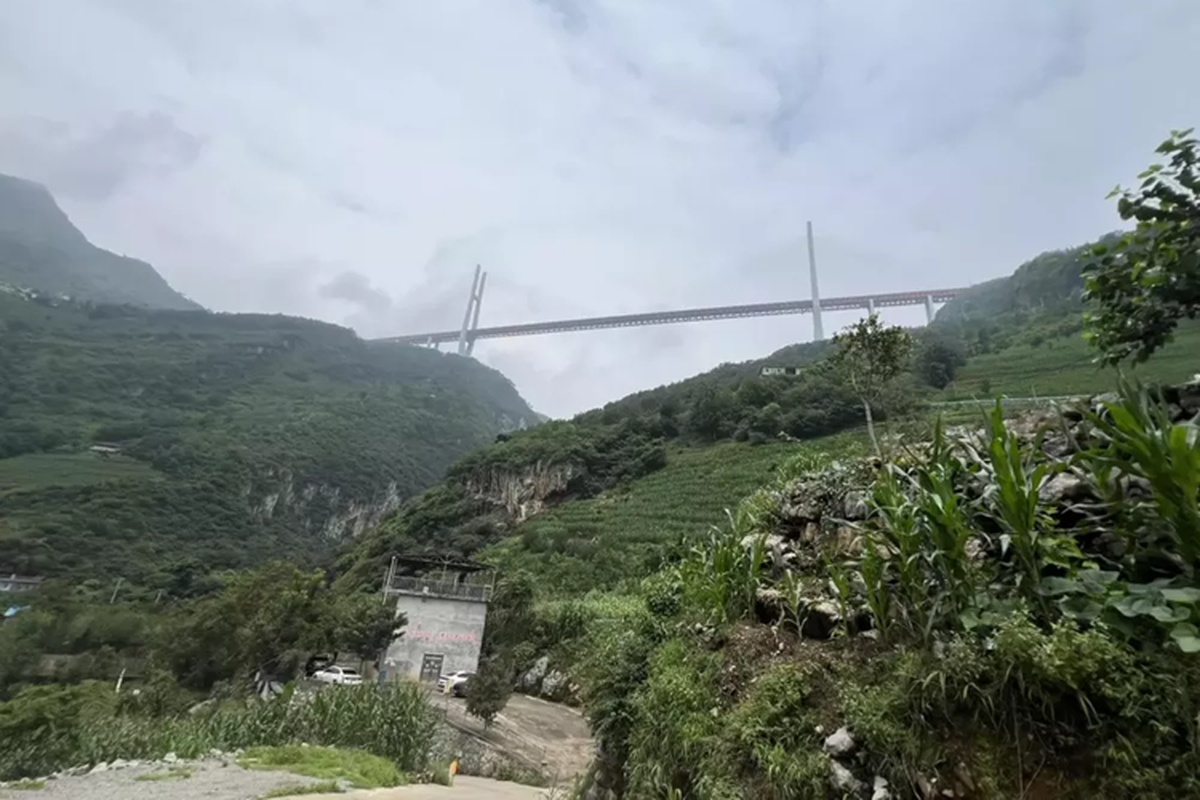 Dai gia Hai Phong lai Porsche 911 Dakar len cau cao nhat the gioi-Hinh-2