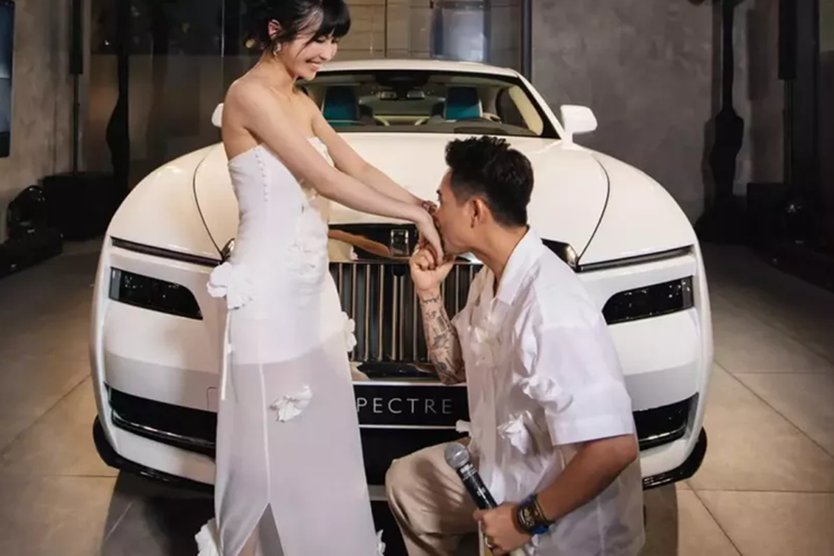 Minh Nhua khoe Rolls-Royce Spectre dien gia 25 ty tang cho... “noc nha“-Hinh-2