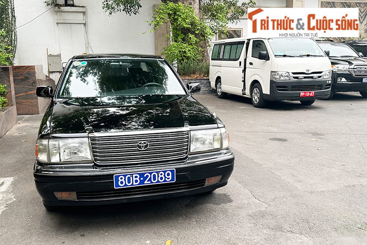 View - 	Toyota Crown 1998 người cận vệ của Tổng bí thư Nguyễn Phú Trọng