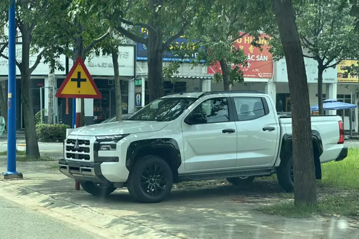 Mitsubishi Triton 2025 xuat hien tai Ha Noi truoc ngay ra mat