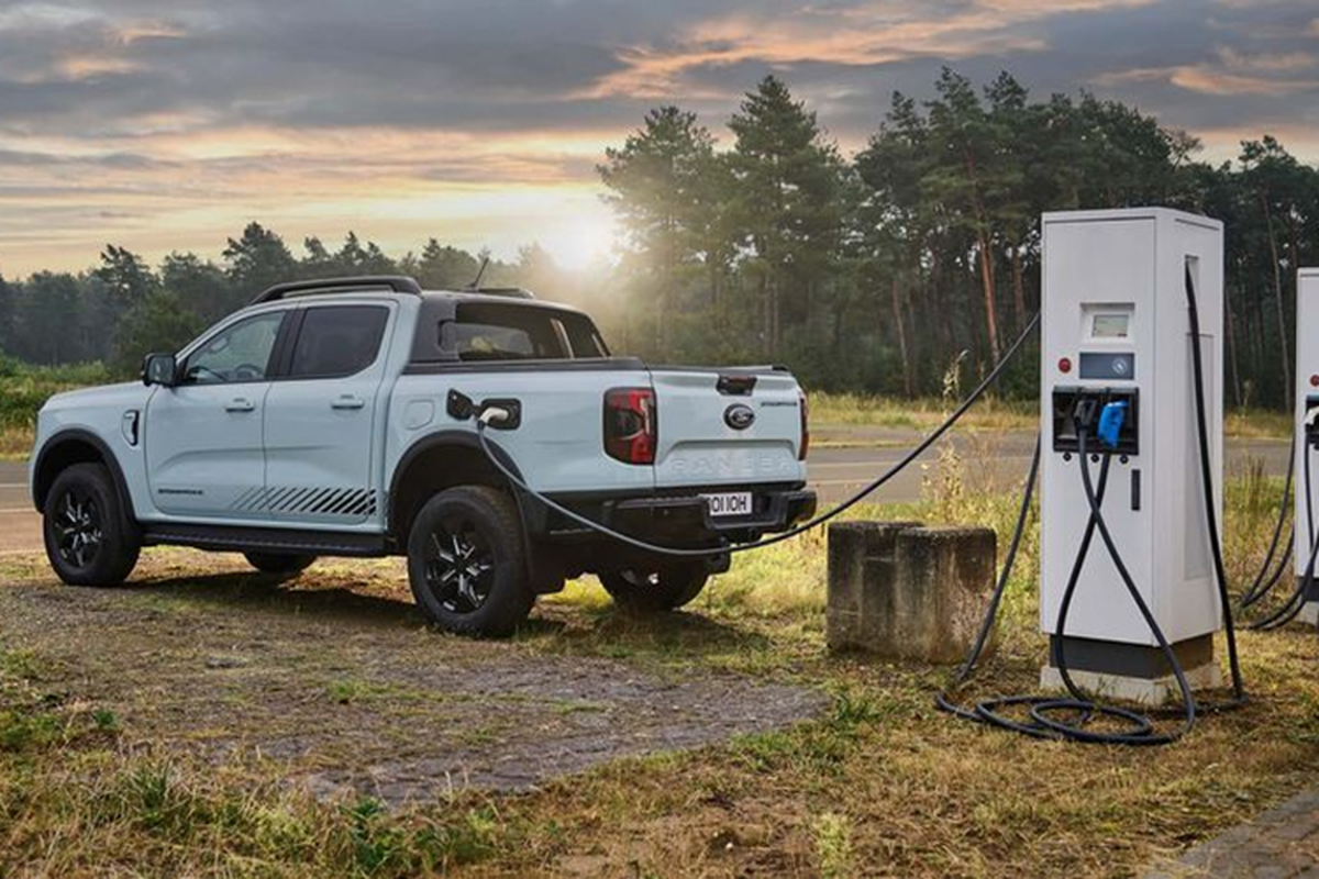 Ford Ranger PHEV 2025 ra mat, chay 45 km 