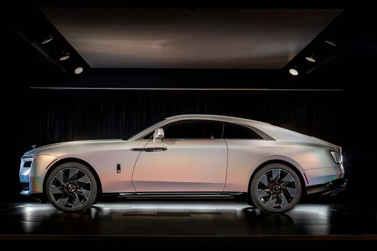 Ra mat Rolls-Royce Spectre Lunaflair sieu sang 