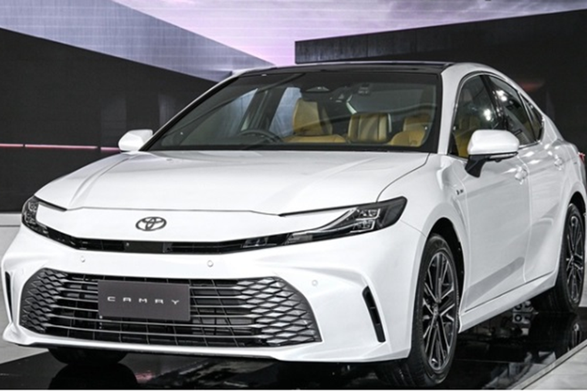 Toyota Camry HEV Premium Luxury 2025 cao cap gia 1,37 ty dong-Hinh-2