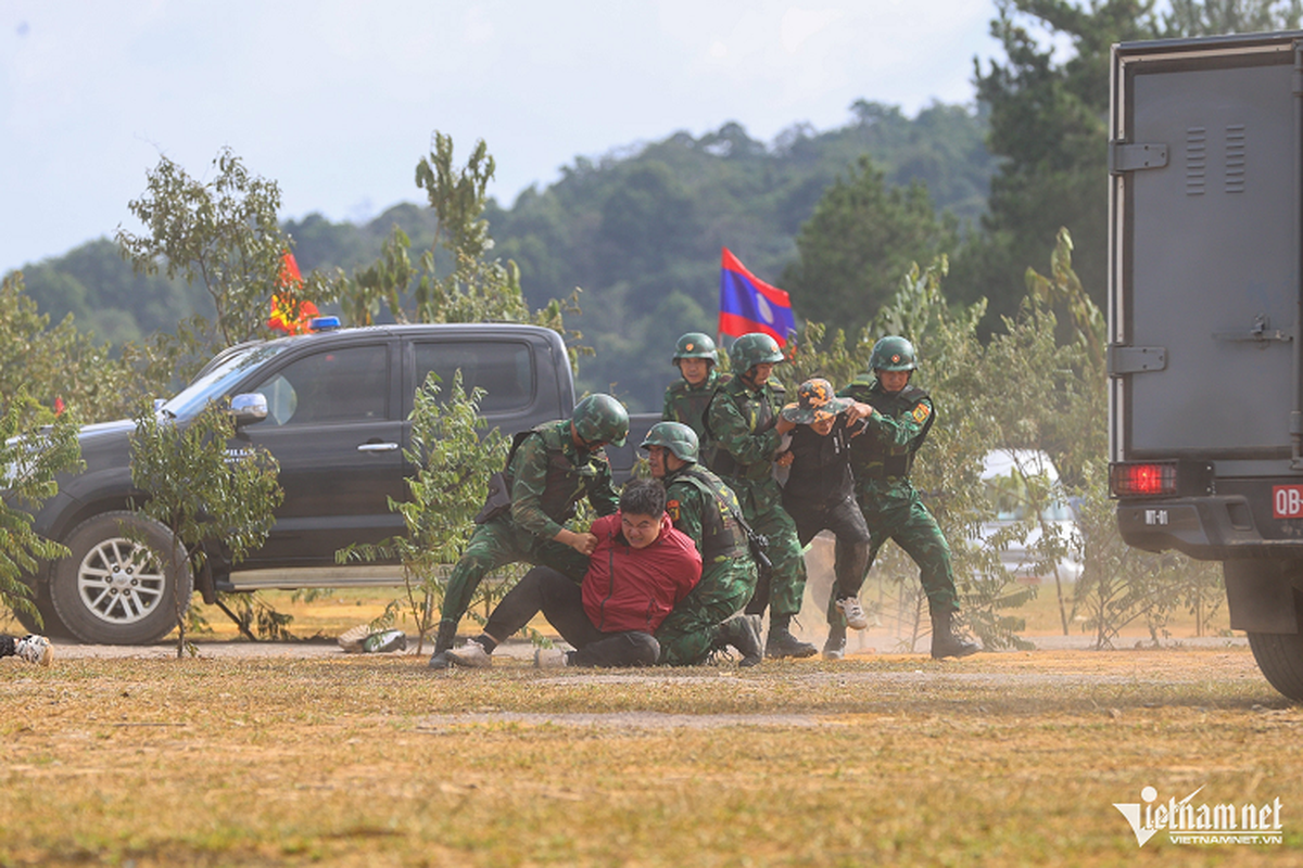 Quan doi Viet - Lao dien tap lien hop bat toi pham qua bien gioi-Hinh-4