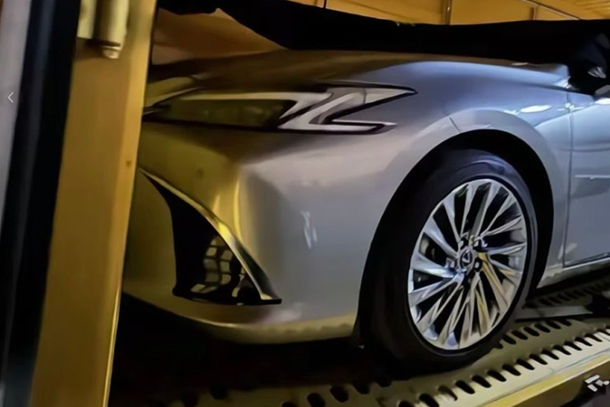 Lexus ES 2025 bat ngo 