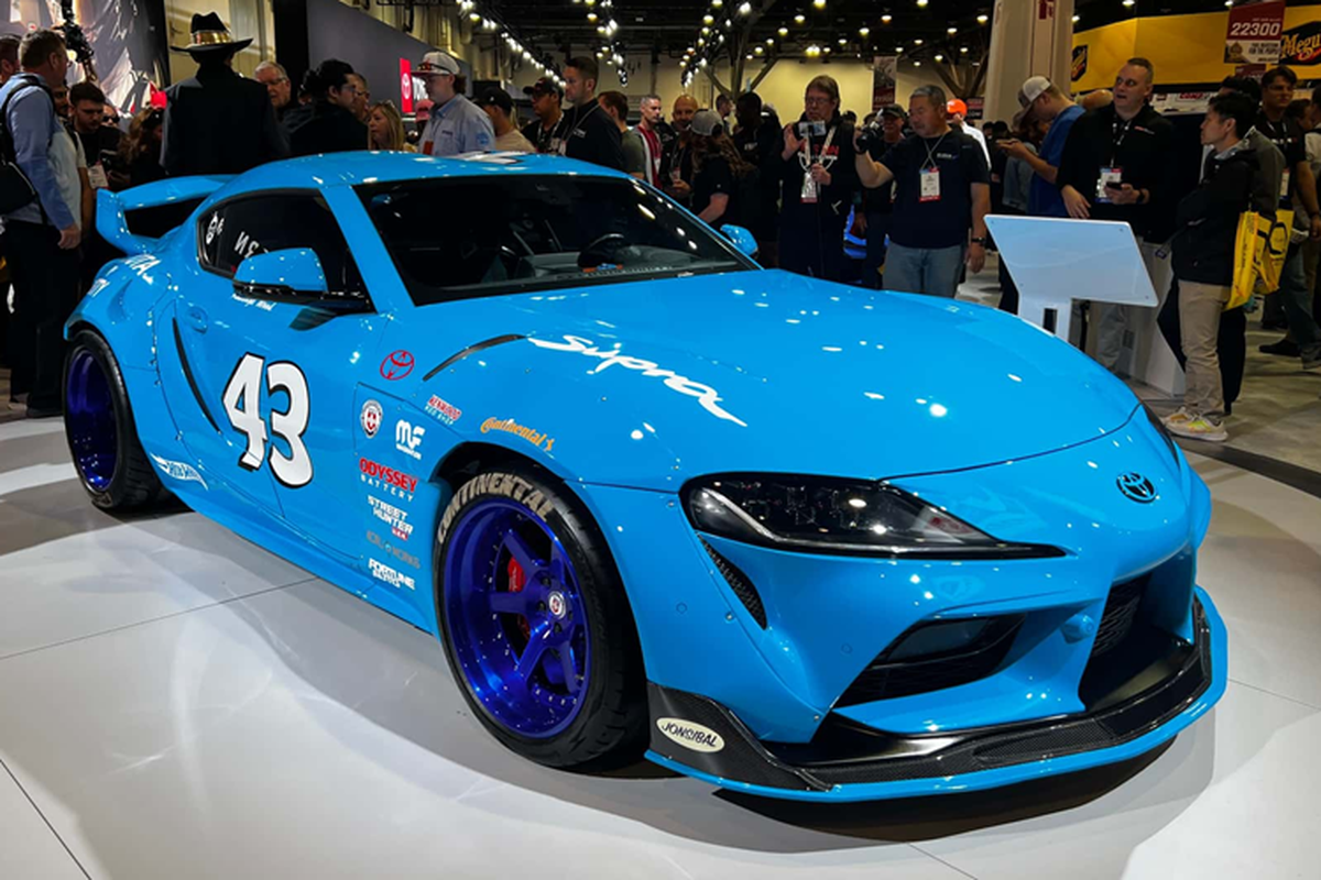 Toyota Supra khoac ao NASCAR, tri an huyen thoai Plymouth Superbird