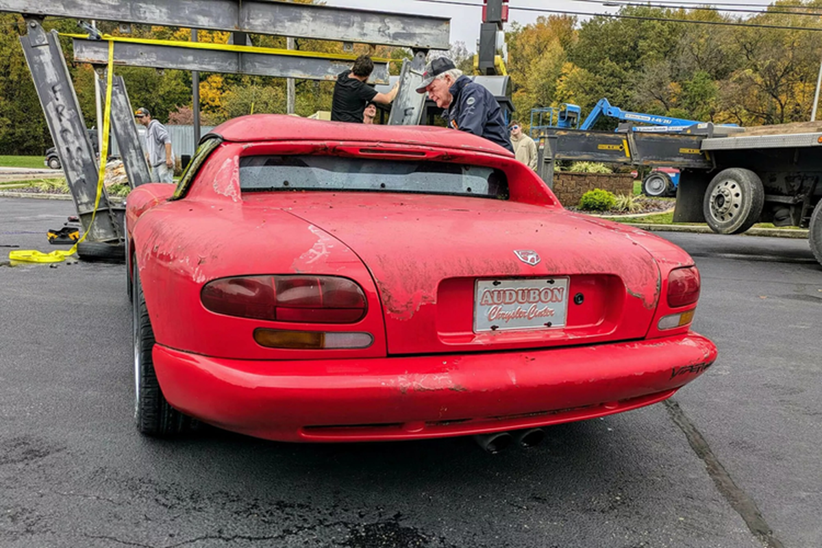 Dai ly choi lon tung dung Dodge Viper 