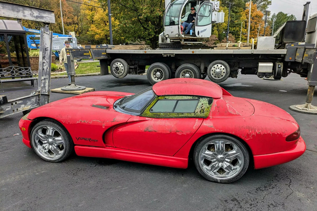 Dai ly choi lon tung dung Dodge Viper 