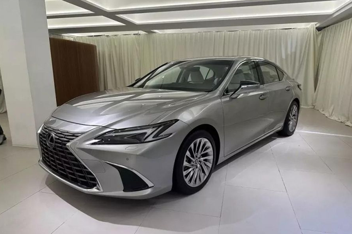 Can canh Lexus ES 2025 vua ra mat, chi tu 1,049 ty dong