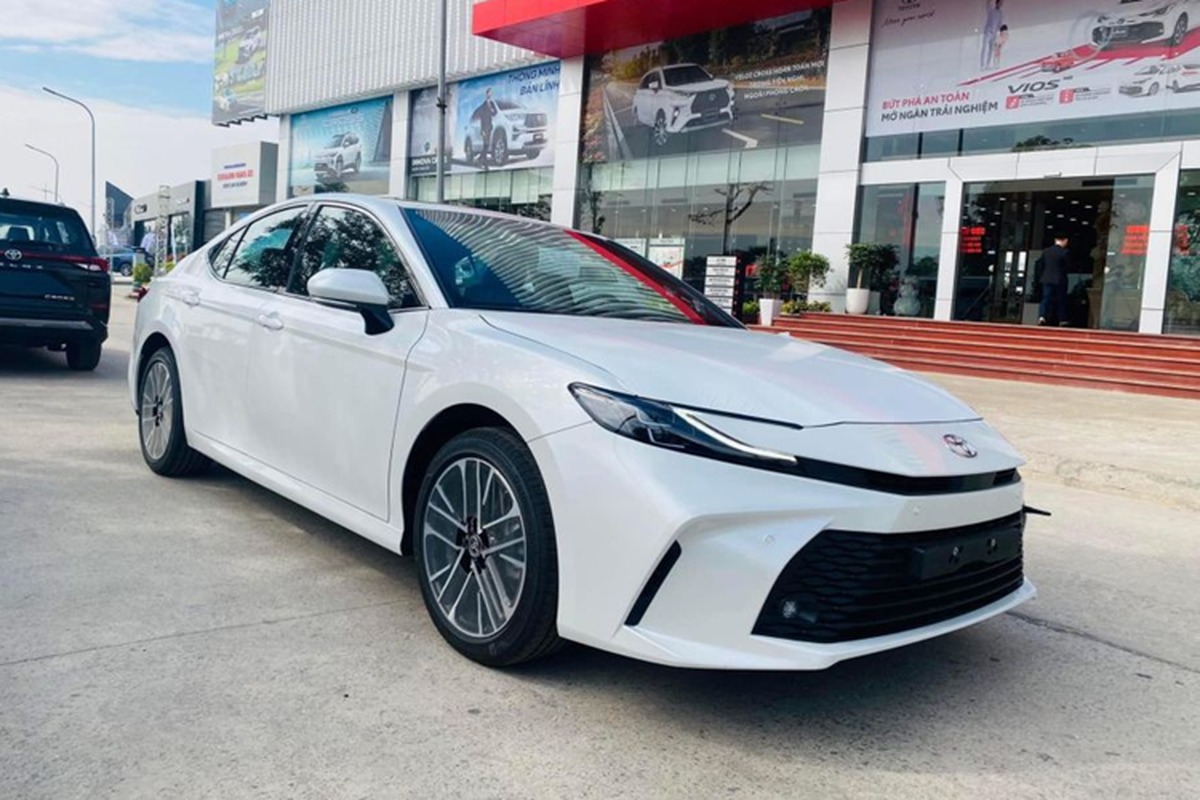 Can canh Toyota Camry 2024 ban tieu chuan re nhat tai Viet Nam