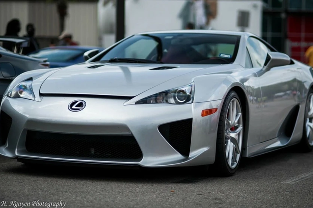 Lexus LFA hong nang nhu dong nat van ban hon 16,7 ty dong