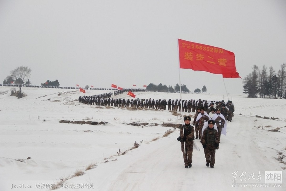 Ngac nhien Quan doi Trung Quoc van dung xe tang co