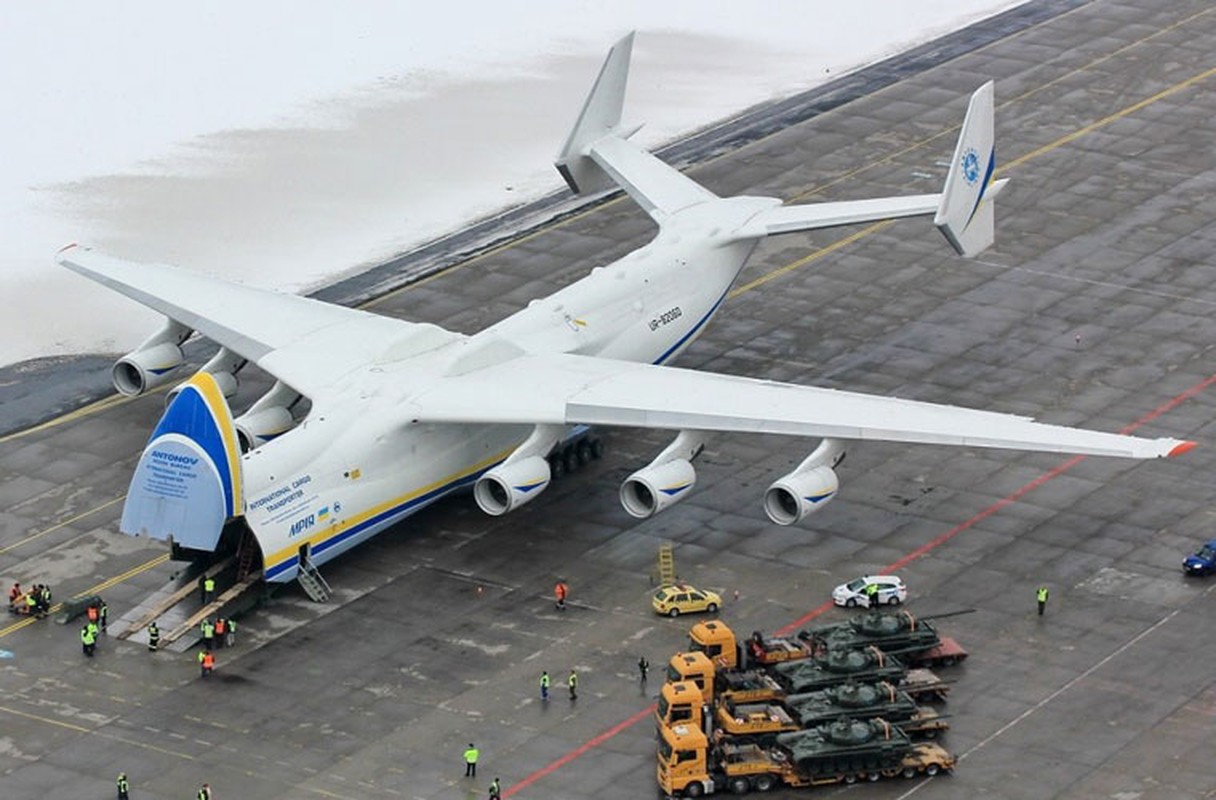 Van tai co An-225 Ukraine cho 4 xe tang T-72A di dau?