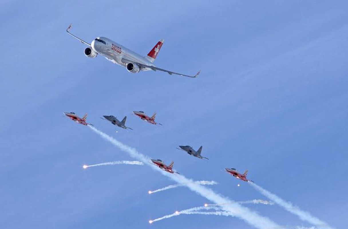Ngoan muc may bay Airbus A320 trinh dien cung tiem kich F-5E-Hinh-11