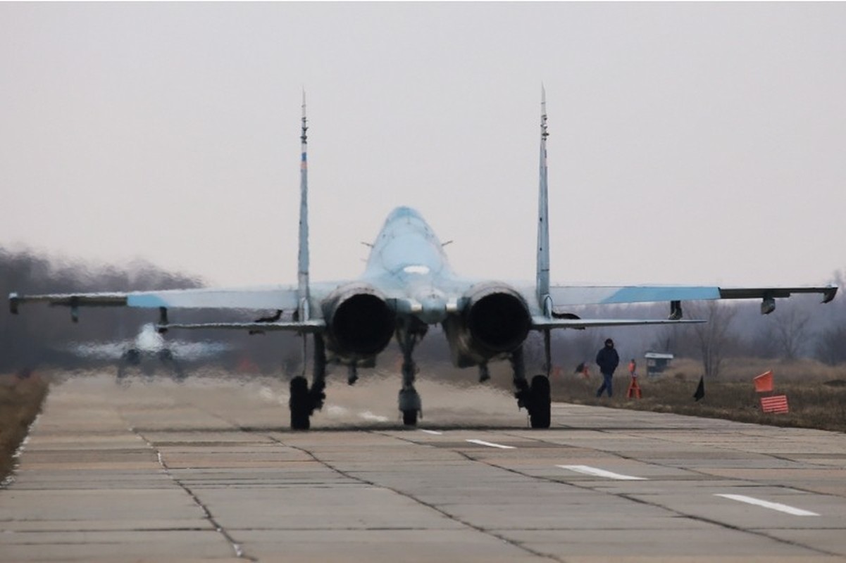 Kham pha bien the huan luyen cua tiem kich Su-27, MiG-29-Hinh-2