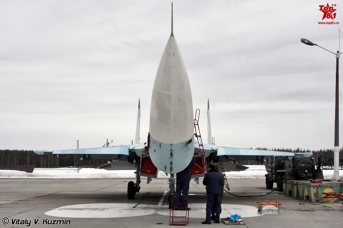 Kham pha ben trong mui tiem kich Su-27 cua Nga-Hinh-2