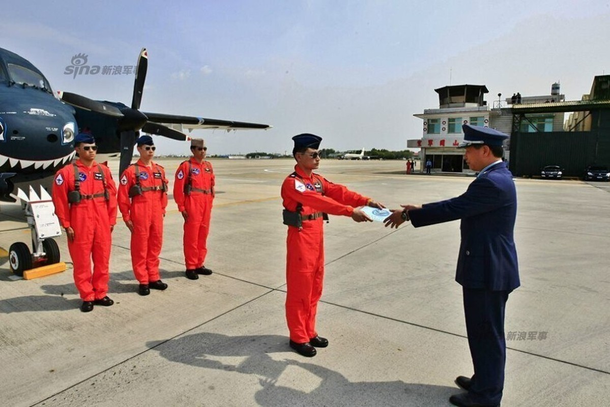 May bay san ngam S-2T Dai Loan bay chuyen cuoi cung-Hinh-2