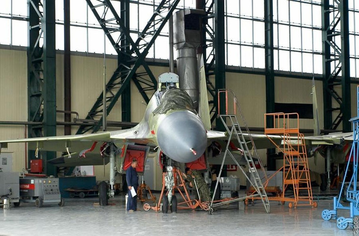 Nha may Irkutsk hoi ha lap rap tiem kich Su-30SM-Hinh-7