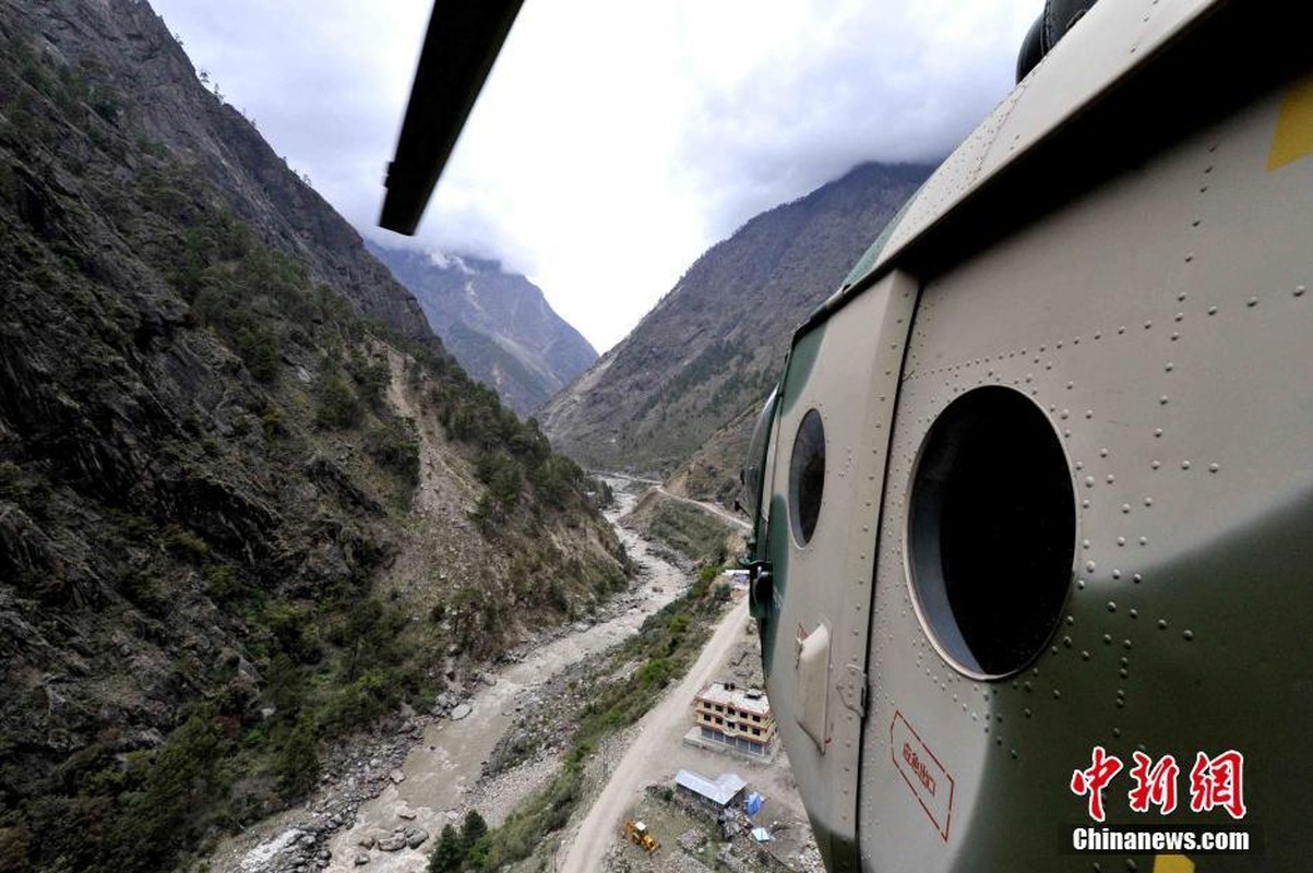 Truc thang Mi-171E TQ vao Nepal cuu ho nan nhan dong dat-Hinh-2